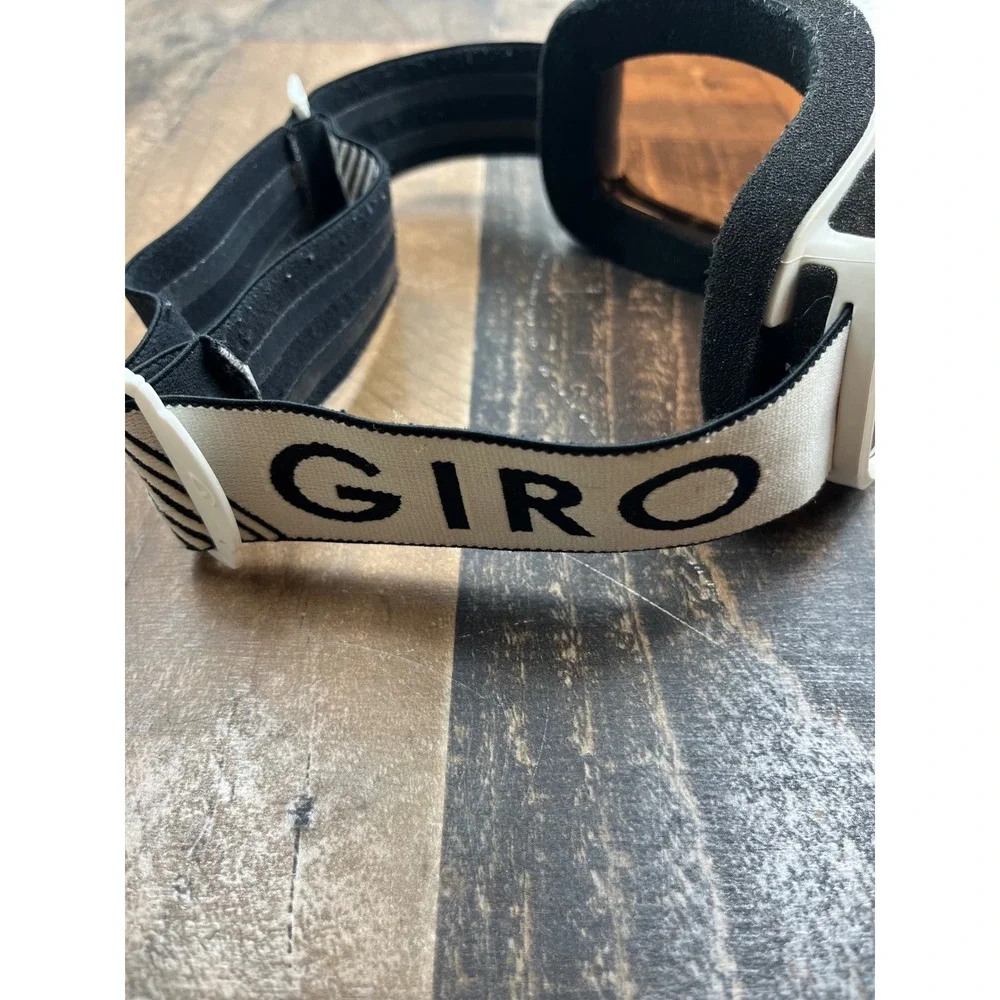 Giro Snow Goggles White Frame Amber Lens Ski Snowboard Adjustable Strap Logo
